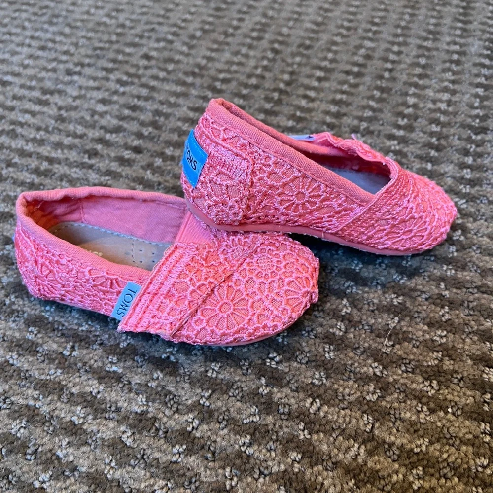 🧡TOMS Alpargata Crochet Floral Print Slip on shoes Size T5 EUC!🧡